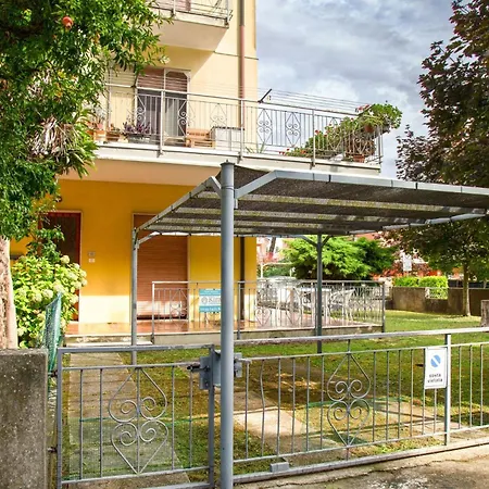 Pinewood Escape With Garden Appartement Eraclea Mare